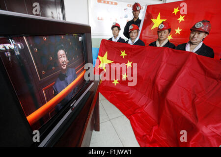 Huaibei, Anhui, China. 03rd Sep 2015. Bergleute Fernsehen auf der Parade in Huaibei, Provinz Anhui, China am 3. September 2015. China am Donnerstag statt Gedenken Aktivitäten, einschließlich einer großen Militärparade anlässlich der 70. Jahrestag des Sieges von dem chinesischen Volk Krieg des Widerstands gegen die japanische Aggression und den antifaschistischen Krieg. Bildnachweis: CPRESS PHOTO LIMITED/Alamy Live-Nachrichten Stockfoto