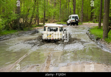 Ein Jeep fährt durch ein Teich von Wasser auf einem speziellen off Road Gelände für Land Cruiser Stockfoto