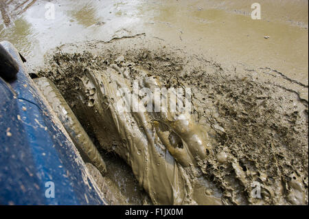 Ein Jeep fährt durch ein Teich von Wasser auf einem speziellen off Road Gelände für Land Cruiser Stockfoto