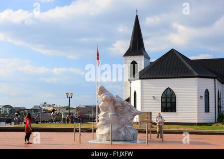 Norwegischen Matrosen Kirche mit Statue von Captain Scott Cardiff Bay Cardiff Wales Stockfoto