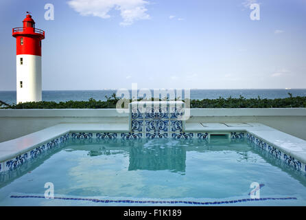 Schwimmbad mit Blick auf den Strand und Leuchtturm von Umhlanga Rocks, Kwa-Zulu Natal. Stockfoto