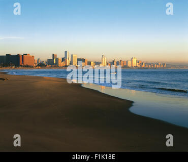 Skyline der Stadt Durban in der Abenddämmerung mit Strand im Vordergrund. Durban, Kwa-Zulu Natal, Südafrika, Afrika. Stockfoto