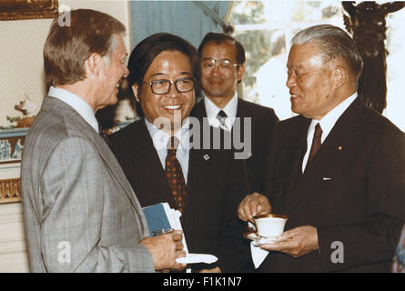 US-Präsident Jimmy Carter, genießt Tee im blauen Zimmer mit Premierminister Masayoshi Ohira Japans, rechts, links, auf Mittwoch, 2. Mai 1979. Obligatorische Credit: Bill Fitz-Patrick - weißen Haus über CNP - kein Draht-Dienst- Stockfoto