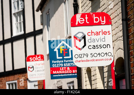 Immobilienmakler Zeichen außerhalb lassen Eigenschaften in England. Stockfoto