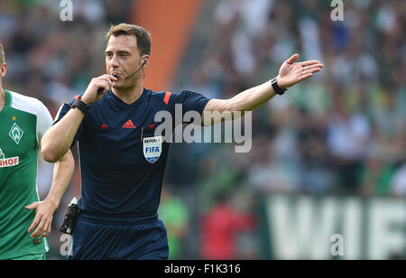 Schiedsrichter Felix Zwayer reagiert während der Fußball-Bundesliga Spiel SV Werder Bremen Vs Borussia Moenchengladbach in Bremen, 30. August 2015. Foto: Carmen Jaspersen/dpa Stockfoto