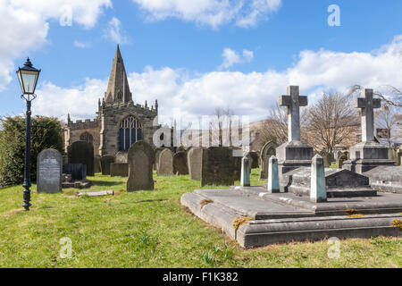 Grabsteine auf dem Friedhof oder Friedhof an der Kirche von St. Peter, ein 14 Grad 1 denkmalgeschützte Kirche an der Hoffnung, Derbyshire, England, Großbritannien Stockfoto