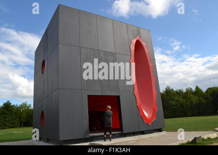 Eine Frau steht Kunstwerk von Anish Kapoor in Versailles.  Die Arbeit wird Sektionaltore Körper vorbereiten für monadische Singularität bezeichnet Stockfoto