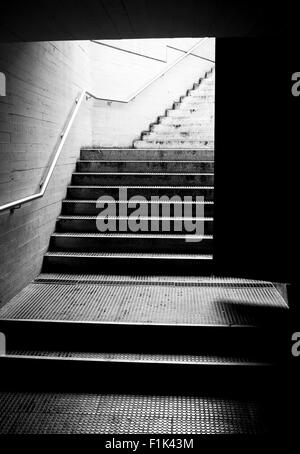 Gummierung auf der Treppe, die aus einer u-Bahn. Stockfoto