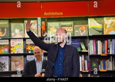 Rom, Italien, 15. März 2011. Roberto Saviano, Schriftsteller und Autor mehrerer Bücher, Lunchs sein Buch "Vieni via con me" bei Feltrinelli Bibliothek. Stockfoto