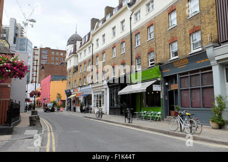 Ein Blick auf Empty Snowsfields Street Reihe von Geschäften und Wohnungen in Bermondsey Blick auf Guys Hospital, Southwark South London England Großbritannien KATHY DEWITT Stockfoto