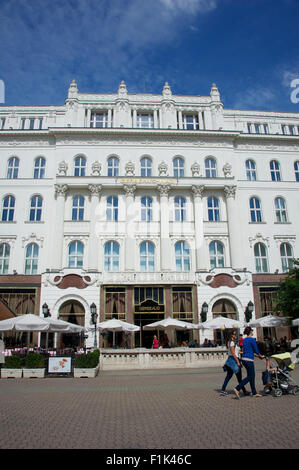 Budapest, Ungarn. 21. August 2015. Ein Blick auf das Café Gerbeaud am Vorosmarthy Platz in Budapest, Ungarn, 21. August 2015. Foto: Ursula Düren/Dpa/Alamy Live News Stockfoto