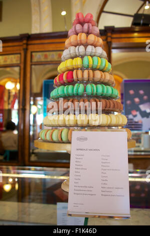 Budapest, Ungarn. 21. August 2015. Macarons sind auf dem Display zum Verkauf an Cafe Gerbeaud am Vorosmarthy Platz in Budapest, Ungarn, 21. August 2015. Foto: Ursula Düren/Dpa/Alamy Live News Stockfoto