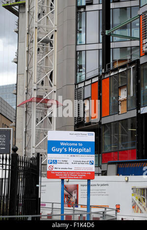 "Willkommen bei Guy's Krankenhaus" Zeichen durch die neue Krebstherapie Baustelle in Bermondsey Southwark, South London UK KATHY DEWITT Stockfoto