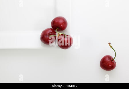Rote Kirschen auf weißem Teller Overhead-Projektor Stockfoto