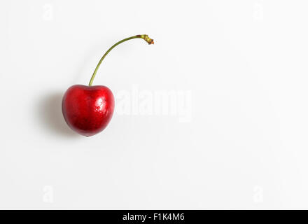Eine saftige rote Kirsche auf weißem Hintergrund Stockfoto