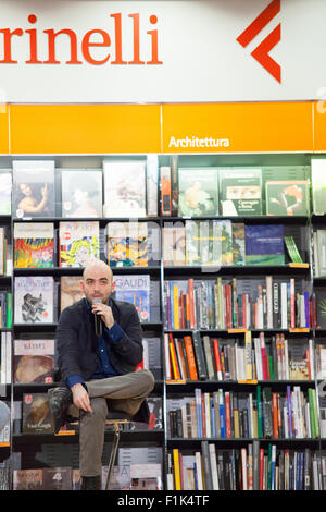 Rom, Italien, 15. März 2011. Roberto Saviano, Schriftsteller und Autor mehrerer Bücher, Lunchs sein Buch "Vieni via con me" bei Feltrinelli Bibliothek. Stockfoto