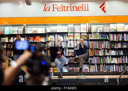 Rom, Italien, 15. März 2011. Roberto Saviano, Schriftsteller und Autor mehrerer Bücher, Lunchs sein Buch "Vieni via con me" bei Feltrinelli Bibliothek. Stockfoto