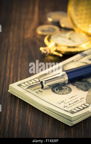 Dollar Geld Banknoten auf hölzernen Hintergrund Stockfoto