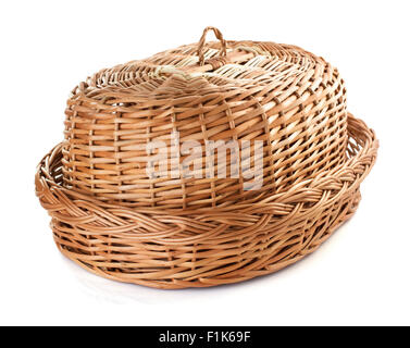 Weidenkorb isoliert auf weißem Hintergrund Stockfoto