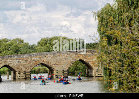 Themse bei Newbridge, Oxfordshire, Vereinigtes Königreich. 3. September 2015. Studenten auf eine Abenteuerreise Schule profitieren Sie von der Morgensonne auf der Themse bei Newbridge in Oxfordshire Credit: Ric Mellis/Alamy Live News Stockfoto