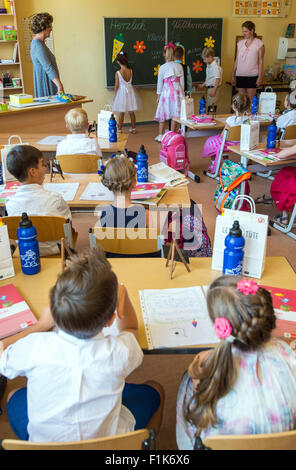 Ersten Gaertner sitzen in ihrem jeweiligen Klassenzimmer während ihrer ersten Unterrichtsstunde mit Lehrerin Birgit Schwanitz (l, zurück) und Klassenzimmer Erzieher Melanie Bornemeier (R, zurück) an der örtlichen Grundschule "Am Muehlenfliess" in Frankfurt Oder, Deutschland, 29 AAugust 2015. Rund 273,000 Schüler in Brandenburg haben ihren ersten Schultag in der Schule nach den Sommerferien begonnen. Foto: Patrick Pleul/dpa Stockfoto