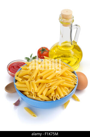Pasta Penne isoliert auf weißem Hintergrund Stockfoto