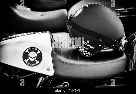 Rocker Helm und Motorrad aus der Tonne, Tag, Jacks Hill Cafe, Towcester Northamptonshire, England. Monochrom Stockfoto