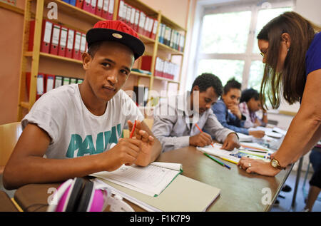 Aachen, Deutschland. 26. August 2015. Student Filmon (l) und andere Kinder besuchen eine Deutschstunde für Flüchtlingskinder in Aachen, Deutschland, 26. August 2015. Der Kurs bereitet Flüchtlingskinder ohne Vorkenntnisse der deutschen Sprache für den regulären Unterricht an deutschen Schulen. Foto: Henning Kaiser/Dpa/Alamy Live News Stockfoto