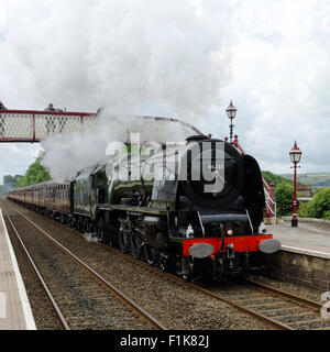 Der LMS Princess Coronation Klasse 46233 Herzogin von Sutherland auf der Durchreise Settle Station auf dem Weg nach Carlisle Stockfoto