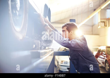 Mechaniker arbeiten am Auto im Auto-Werkstatt Stockfoto