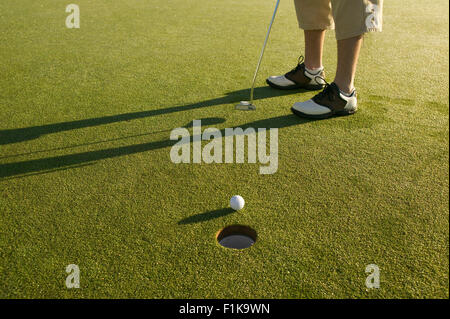 Mann, der auf Golf grün Stockfoto