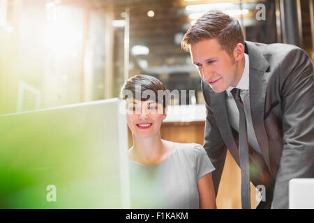 Unternehmer und Unternehmerin mit Computer im Büro Stockfoto