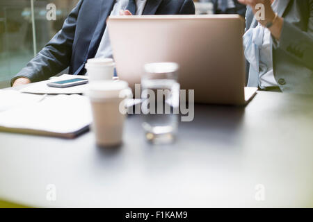 Geschäftsleute, die Arbeiten am laptop Stockfoto