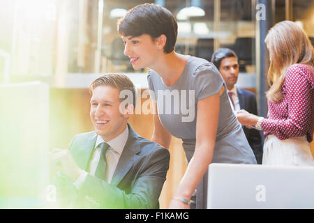 Business Leute, die im Büro Stockfoto