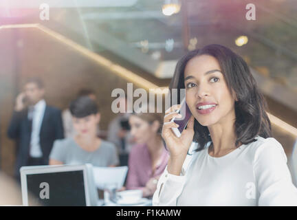 Geschäftsfrau, reden über Handy im Büro Stockfoto