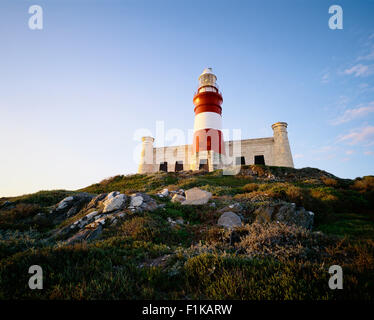 Leuchtturm auf Hügel Kap Agulhas, Western Cape, Südafrika Stockfoto