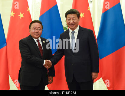 Peking, China. 3. Sep 2015. Chinese President Xi Jinping (R) trifft sich mit mongolischen Präsidenten Tsakhiagiin Elbegdorj in Peking, Hauptstadt von China, 3. September 2015. Bildnachweis: Rao Aimin/Xinhua/Alamy Live-Nachrichten Stockfoto