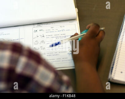 Aachen, Deutschland. 26. August 2015. Ein Student arbeitet an einer deutschen Sprache Aufgabe während einer Deutschstunde für Flüchtlingskinder in Aachen, Deutschland, 26. August 2015. Der Kurs bereitet Flüchtlingskinder ohne Vorkenntnisse der deutschen Sprache für den regulären Unterricht an deutschen Schulen. Foto: Henning Kaiser/Dpa/Alamy Live News Stockfoto