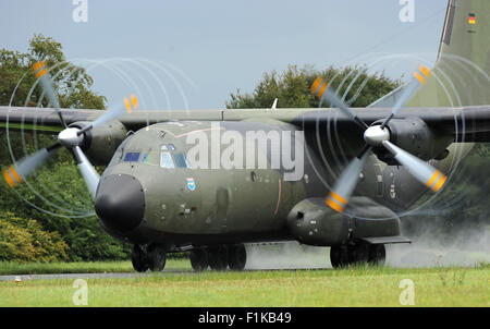 Piloten aus 63 Geschwader der Bundeswehr üben Starts und Landungen in Sperrgebieten in ein Transportflugzeug Transall auf dem Laufsteg am Flugplatz Leer, Deutschland, 3. September 2015. Die großen hölzernen Propeller spin Regenwasser in Kreisen. FOTO: INGO WAGNER/DPA Stockfoto