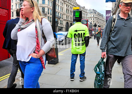 London, England, Vereinigtes Königreich. Mann, die Werbung eines Golfshop in der Regent Street Stockfoto