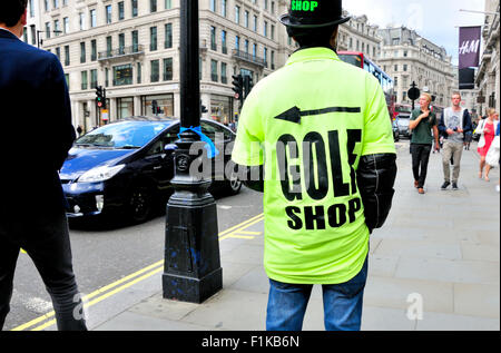 London, England, Vereinigtes Königreich. Mann, die Werbung eines Golfshop in Regenst Straße Stockfoto