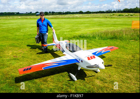 Enthusiasten fliegen große Flugmodelle auf Strathaven Flugplatz während der 3. schottischen Modell Air Show Stockfoto