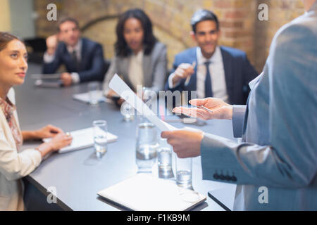 Geschäftsfrau, die führende Tagung im Konferenzraum Stockfoto