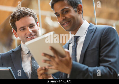 Geschäftsleute, die mit digital-Tablette im Büro arbeiten Stockfoto