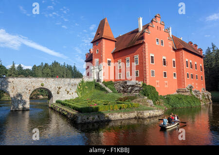 Cervena Lhota, Wasserschloss, Südböhmen Burg der Tschechischen Republik Rote Fassade romantisches Schloss Stockfoto