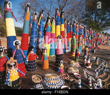 Ndebele Perlenarbeiten Stand am Straßenrand. Epopi und Kunsthandwerk, Johannesburg, Provinz Gauteng, Südafrika, Afrika Stockfoto