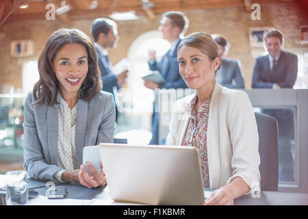 Porträt zuversichtlich Geschäftsfrauen arbeiten am Laptop im Büro Stockfoto