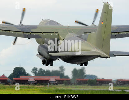 Piloten aus 63 Geschwader der Bundeswehr üben Starts und Landungen in Sperrgebieten in ein Transportflugzeug Transall auf dem Laufsteg am Flugplatz Leer, Deutschland, 3. September 2015. FOTO: INGO WAGNER/DPA Stockfoto