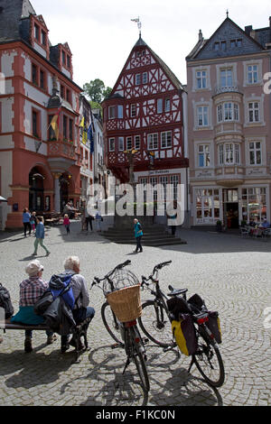 Leute sitzen Marktplatz mit Fachwerkhäusern und Geschäfte in Bernkastel-Kues Mosel Deutschland Stockfoto