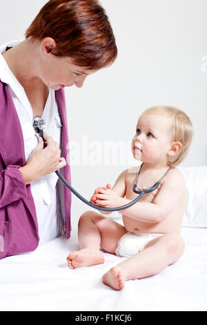 Spielen Baby Kinderarzt Stockfoto
